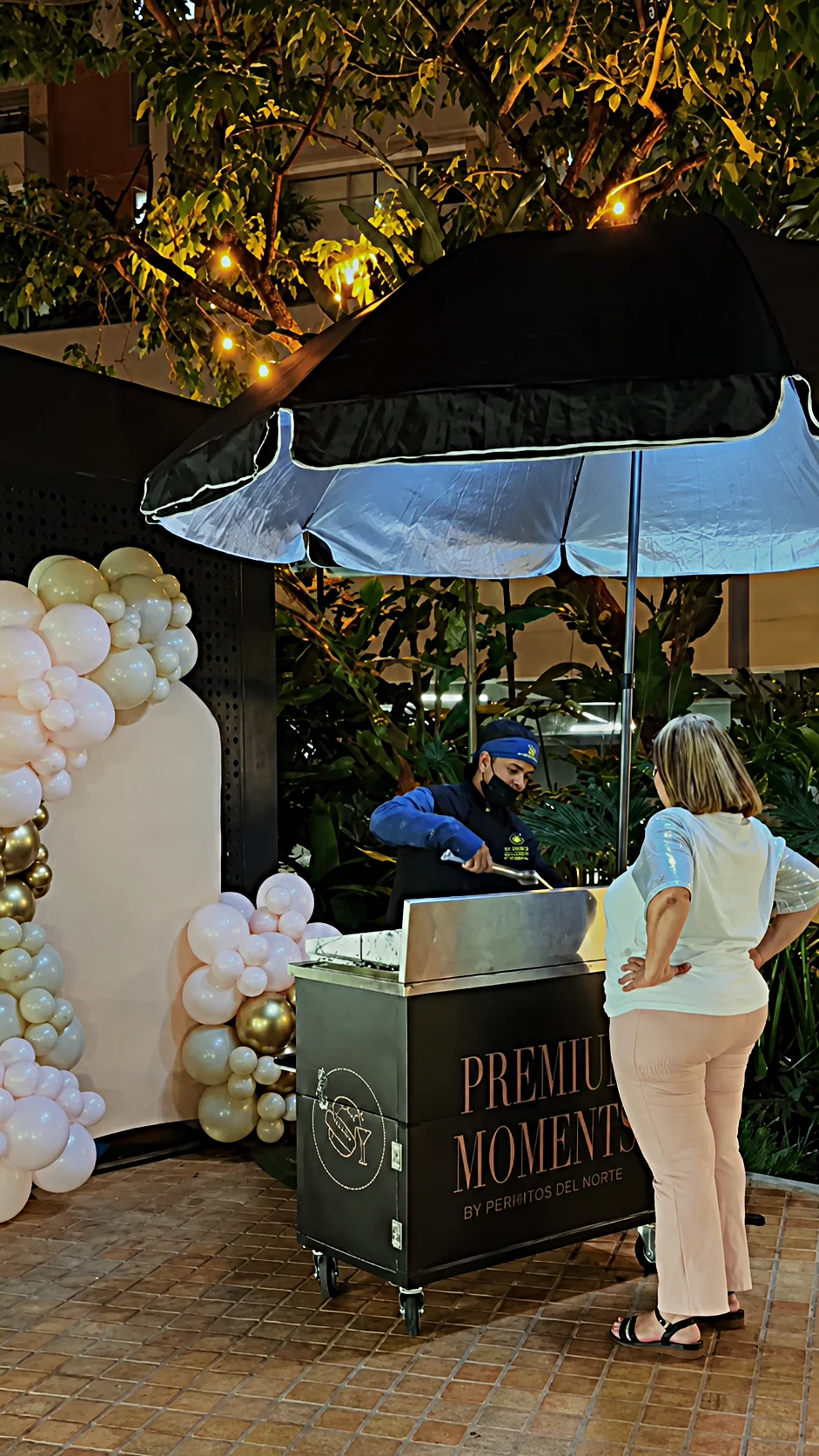 Mesa gastronómica elegante dispuesta para evento